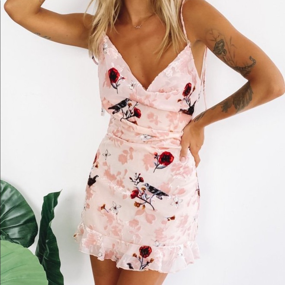 absolutely stunning mini dress! Perfect for summer